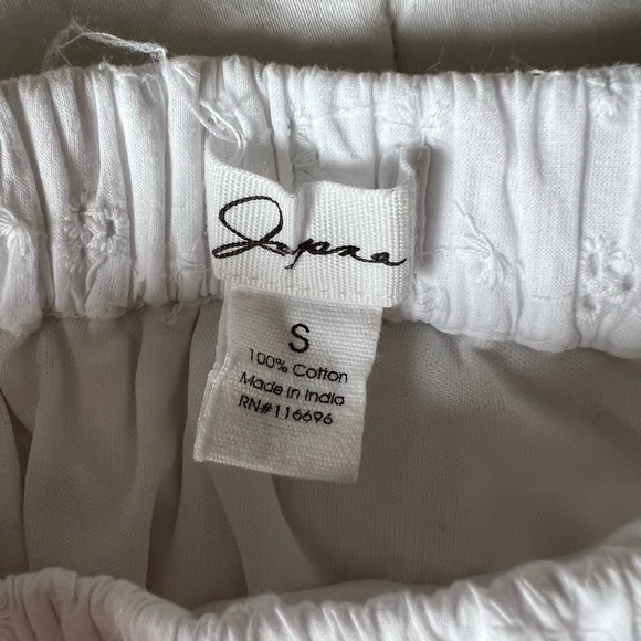 White Eyelet Flowy Mini Skirt. - Picture 3 of 3